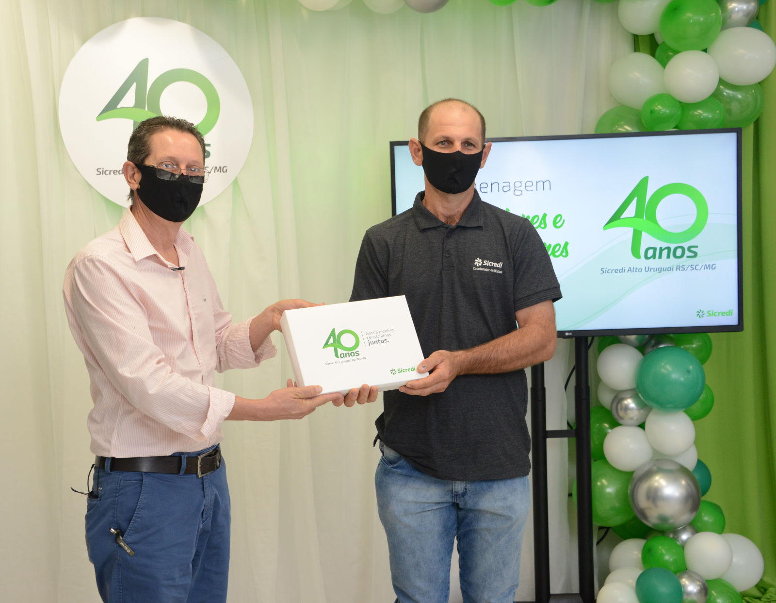 Homenagem aos coordenadores de núcleo representados por Alexandre Anesi