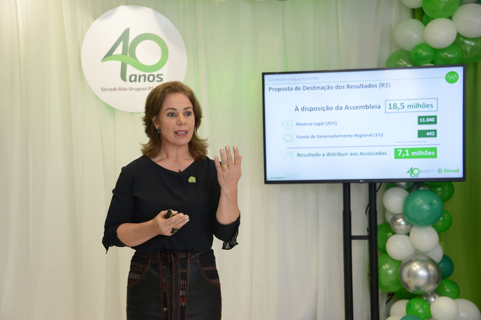 Presidente Angelita falando sobre a proposta de ditribuição de resultados